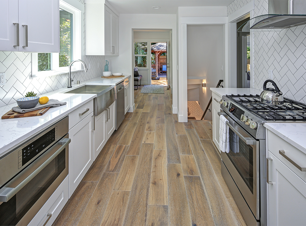  Kitchen with wooden floor