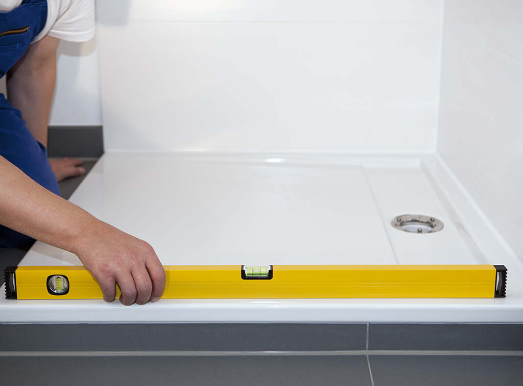 Levelling a shower tray