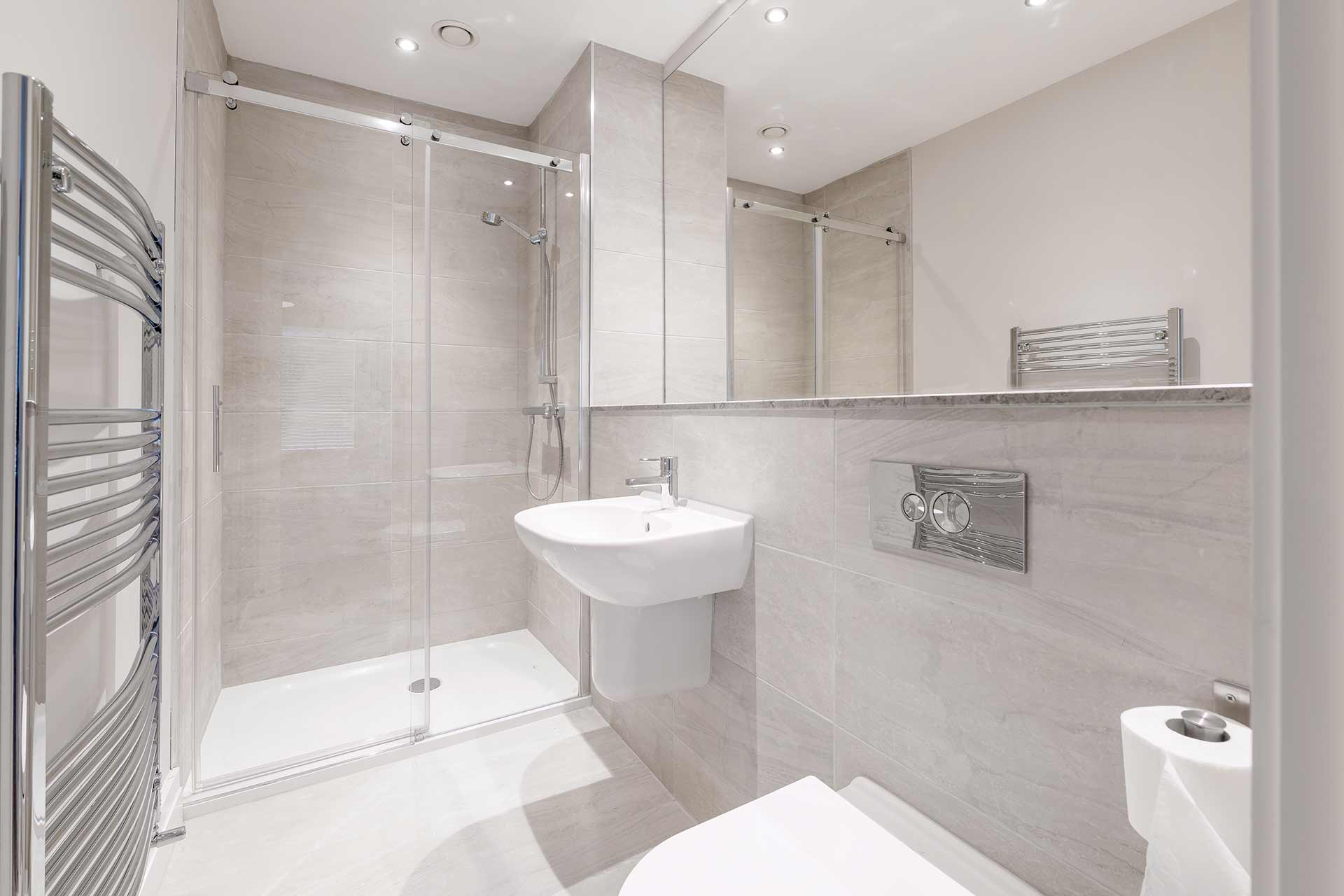 https://www.checkatrade.com/blog/wp-content/uploads/2020/07/Small-bathroom-ideas-Featured.jpg