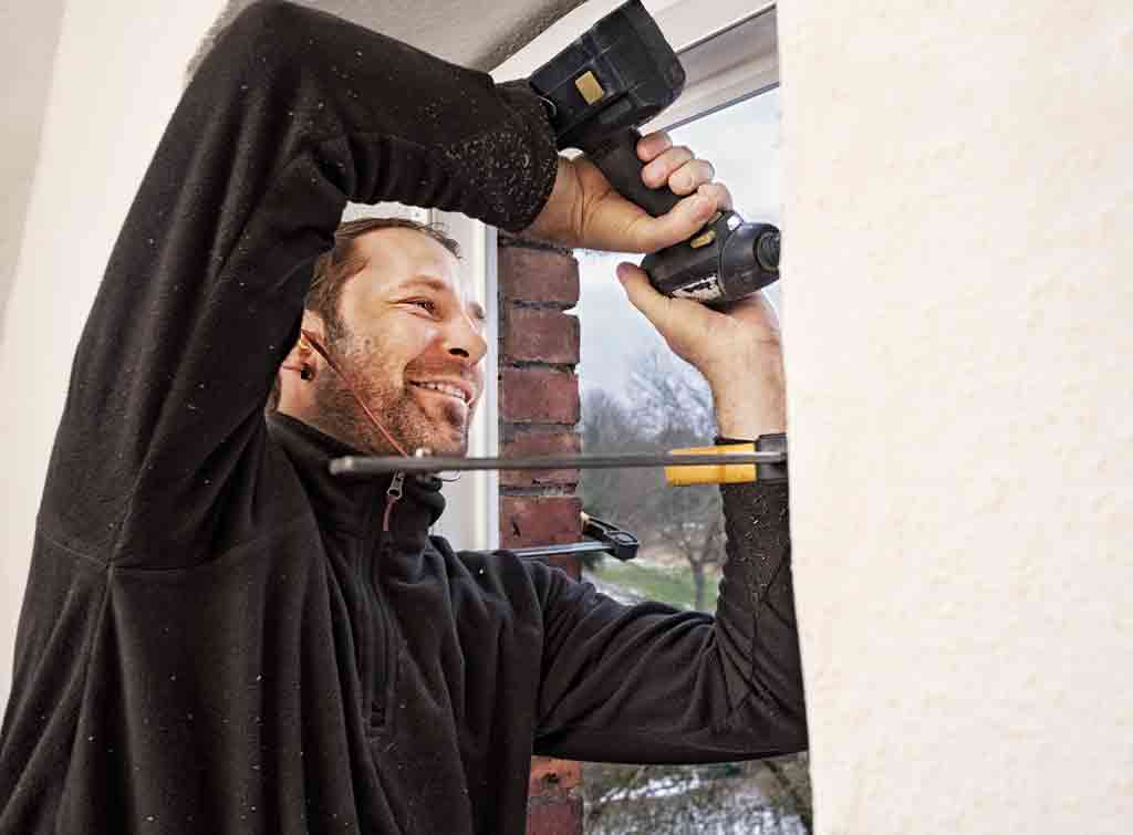 How to fix a window - tradesman fixing a window