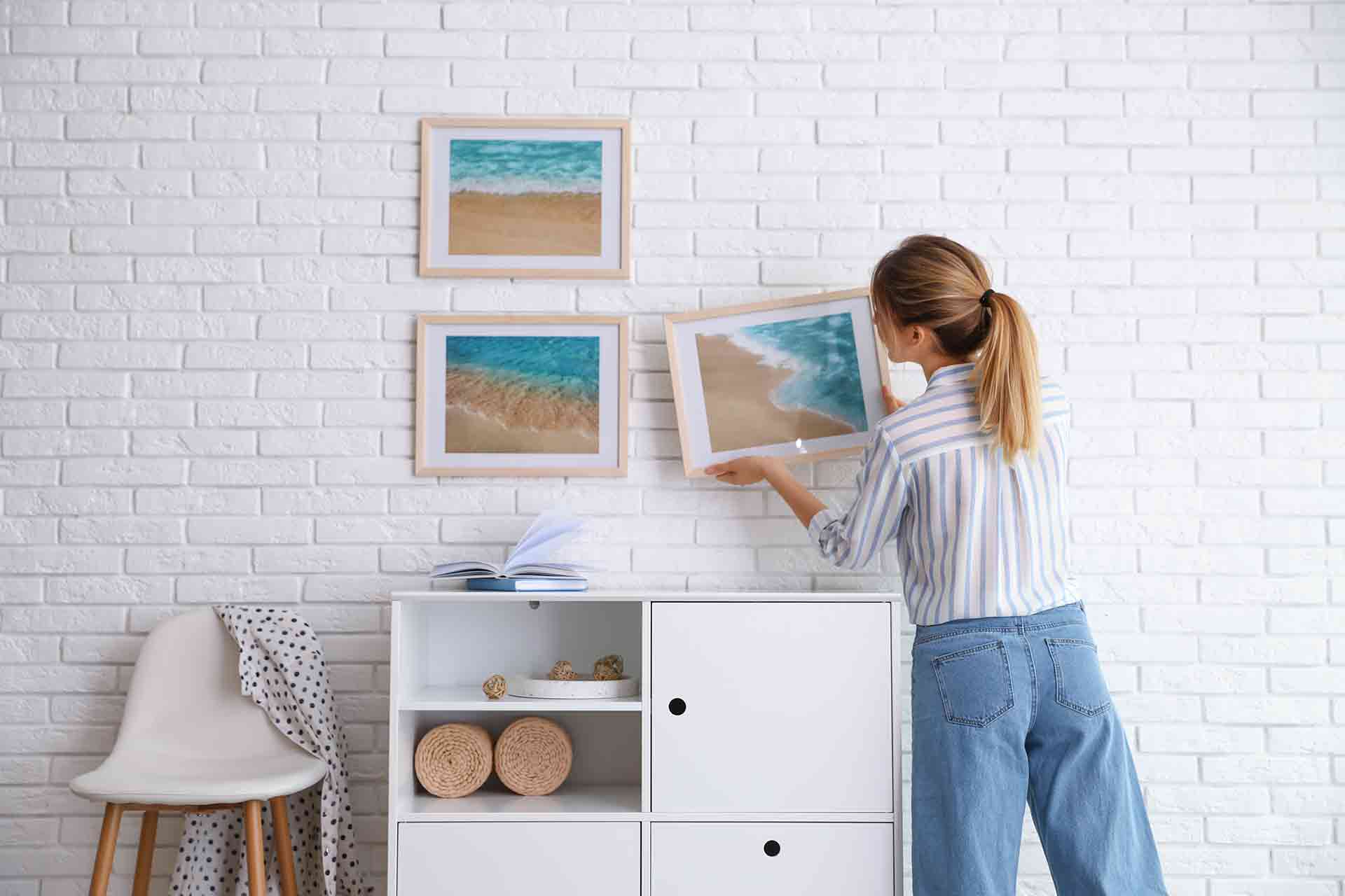 Hanging pictures without nails - STAS picture hanging systems