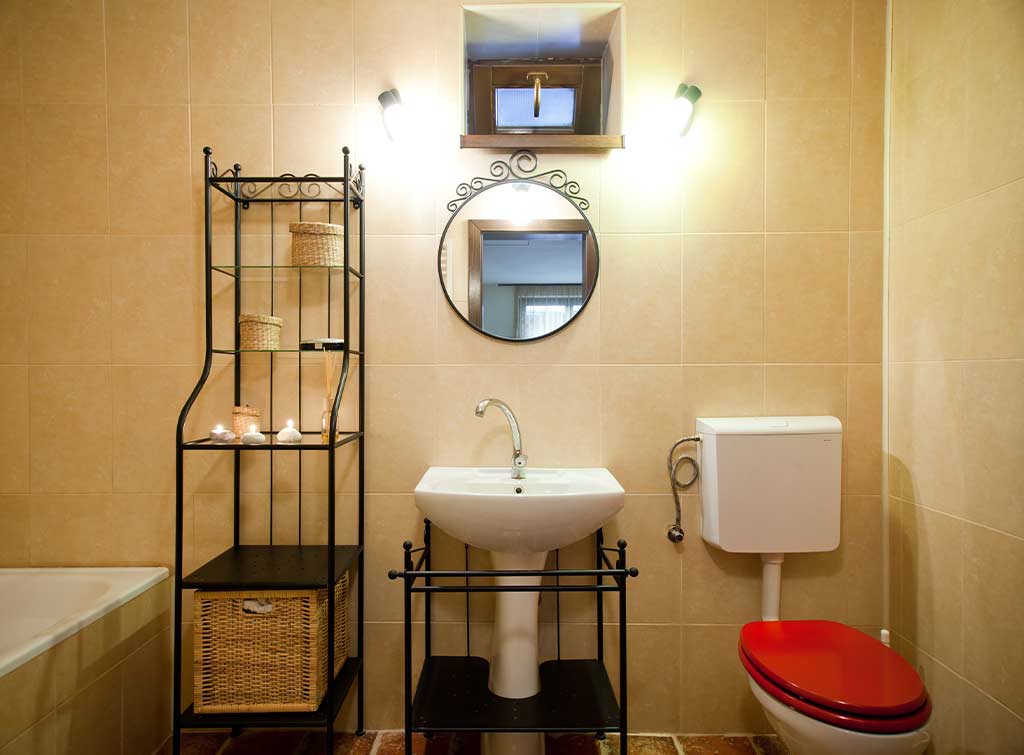 Warm-coloured bathroom with a tall shelving unit - Simple bathroom ideas on a budget