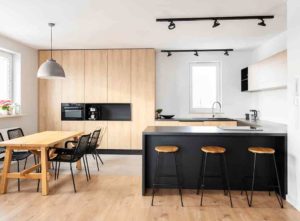Kitchen with peninsula