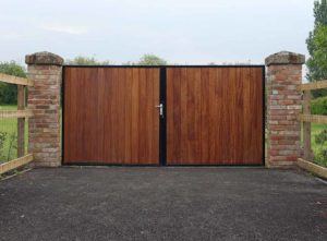 Driveway gate ideas. Image: black frame large gate with wood finish.