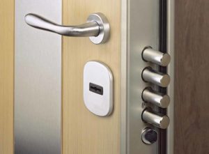 Multipoint locking system with 4 bolts
