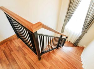 Wooden bannister ideas: Black and wood simple bannister.