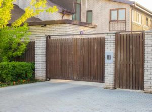 Wood and brick gate design ideas