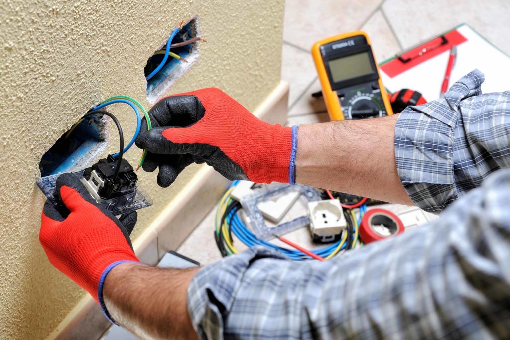 how much do electricians earn