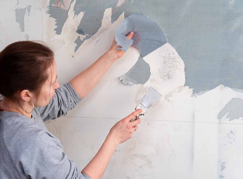 How To Remove Wallpaper The Easy Way Checkatrade - Best Way To Get Wallpaper Off Wall