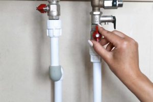 how to turn off water under the sink