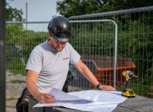 How much do builders earn in the UK
