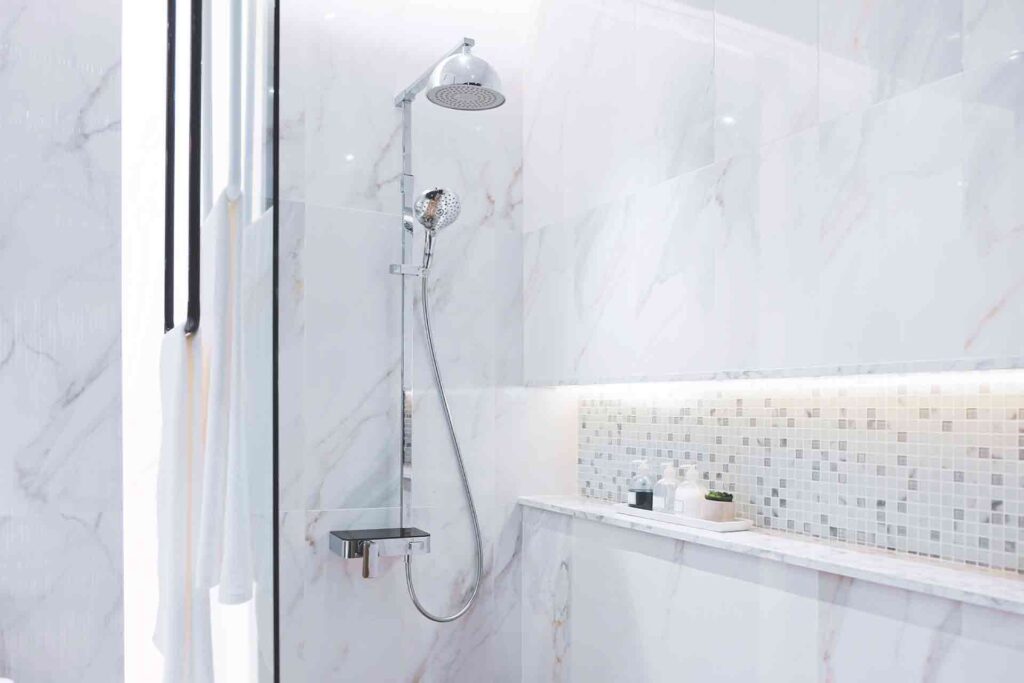 Shower with a recessed shelf